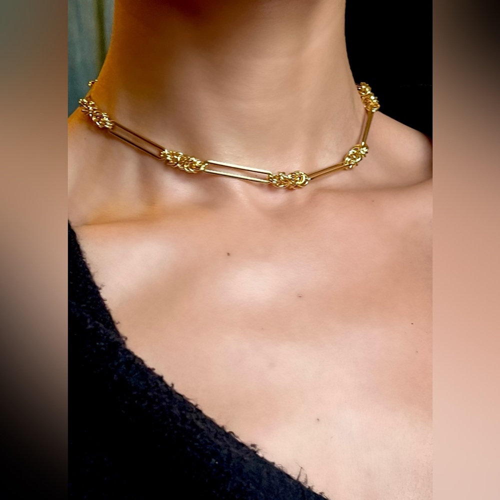 GOLD KNOT NECKLACE